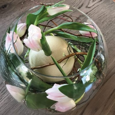 Struisvogel ei met tulpen in bol