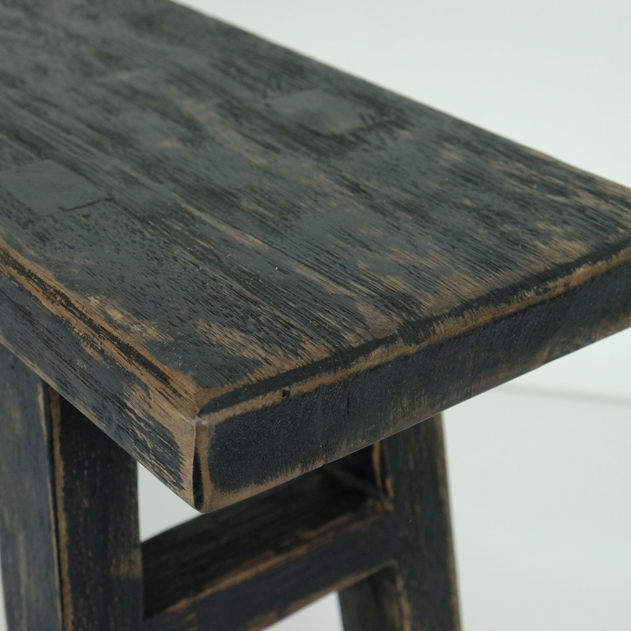 blok merknaam Ashley Furman Zwart houten bank in vintage zwart afmeting L:100 B:23 H:50